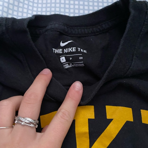 nike tee - Picture 2 of 2